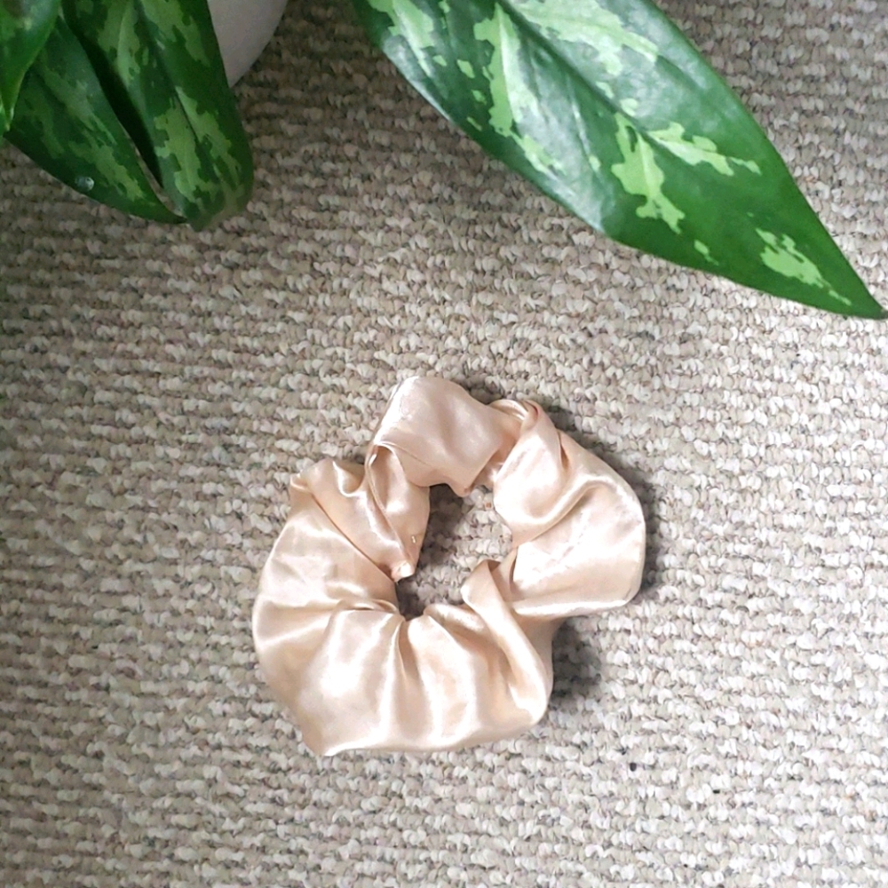 🖤 Cream satin oversized scrunchie